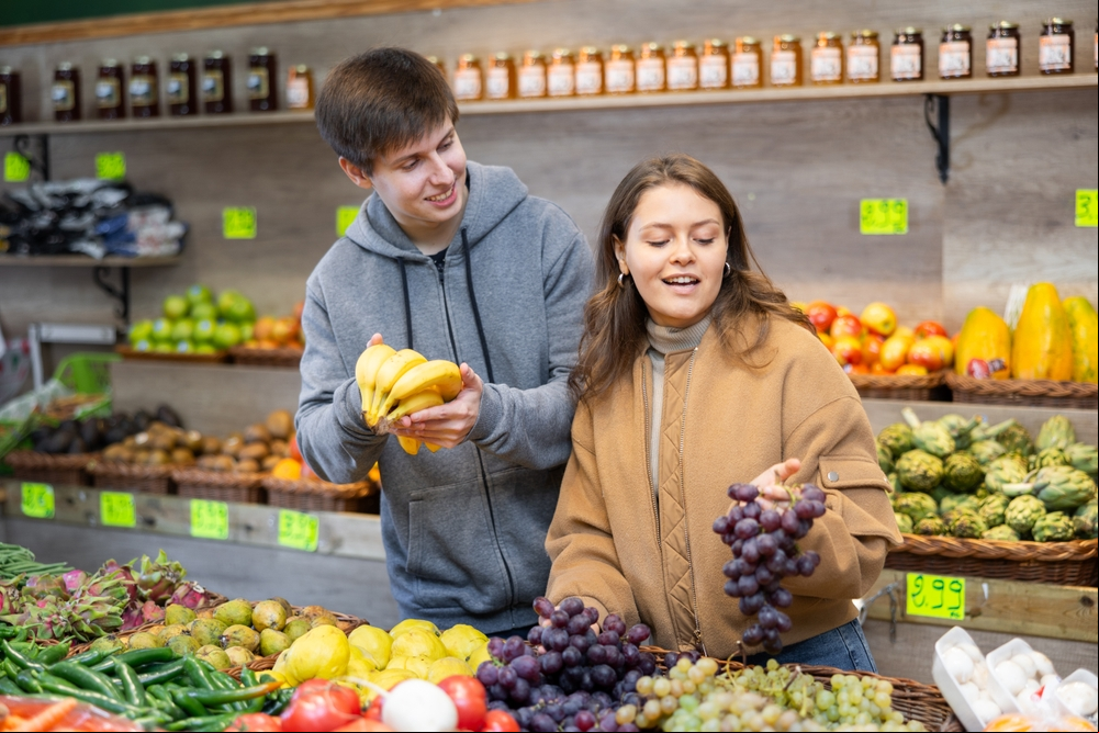 jovens brancos escolhendo frutas em um hortifruti - frutas e verduras - Assaí Atacadista